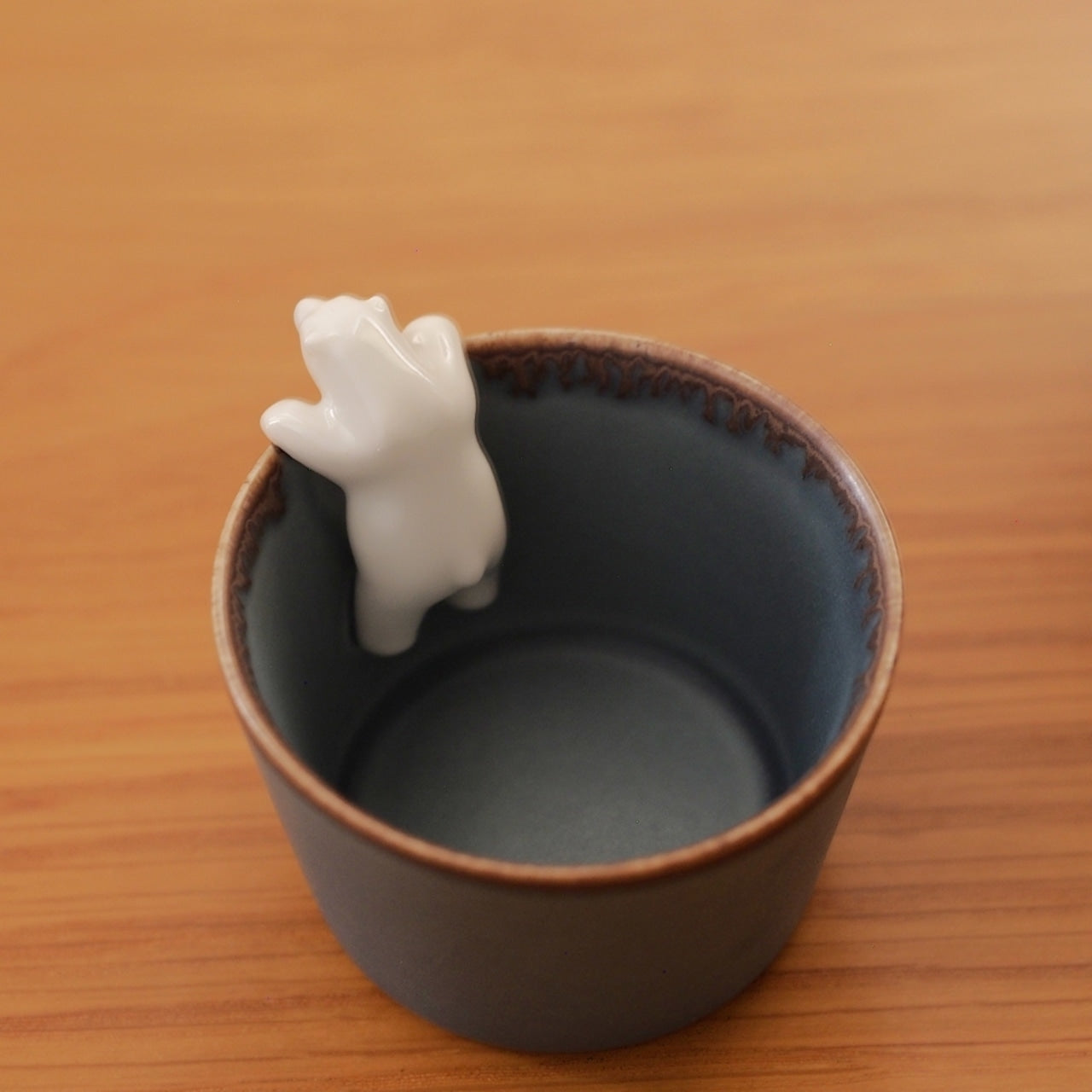 【預訂】日本樂土 月影白熊灰陶清酒杯