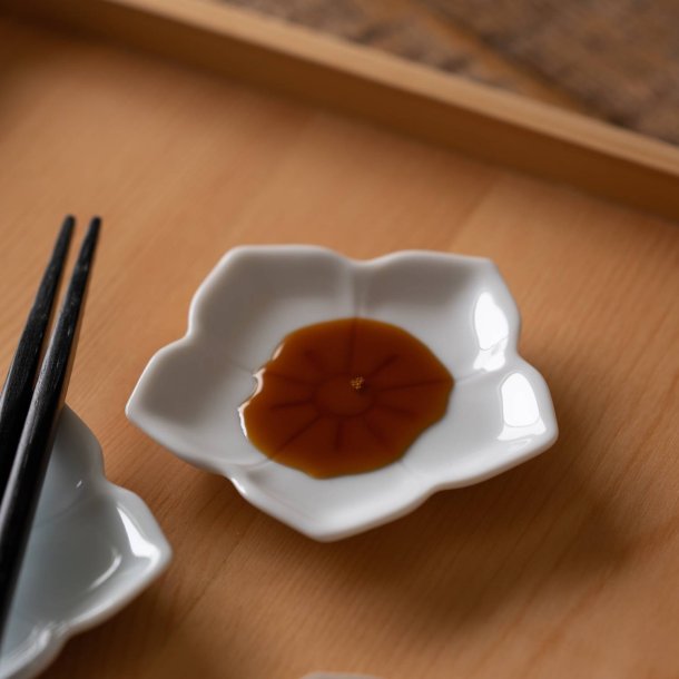 【預訂】日本製  花形線刻豆皿